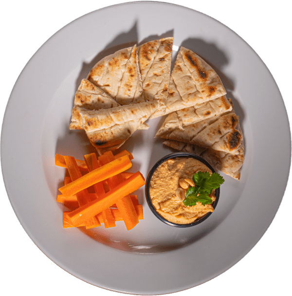 Hummus by PH hummus z orzechów arachidowych podawany z marchewką i pitą | Restauracja Saska Kępa